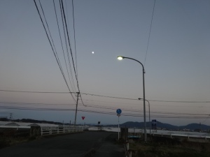 県道船越前原線沿いの消えた水銀灯（２月１日撮影）